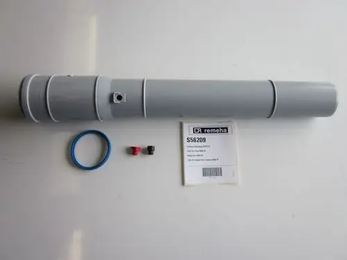 Graues Abgasrohr mit Zubehörteilen, einschließlich O-Ring und zwei Adaptern, sowie Produktetikett der Marke Remeha.